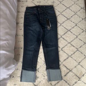1822 Taylor Raw Hem Cropped Denim Jeans. Size 6
